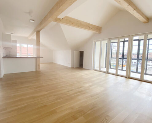 VERMIETET! Erstbezug nach Neubau! Sehr helle und freundliche 4-Zimmer-Dachgeschoss-Wohnung mit Wintergarten in Holzkirchen