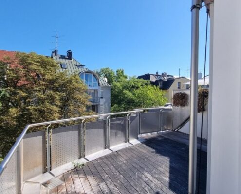 VERMIETET! Sanierte 2-Zimmer-Wohnung mit zwei Dachterrassen in ruhiger Schwabinger Lage