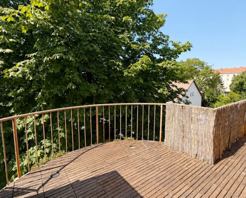 RESERVIERT! Wohnen mit Flair am Englischen Garten – 2,5 Zimmer-Galerie-Dachgeschoss-Wohnung mit Dachterrasse