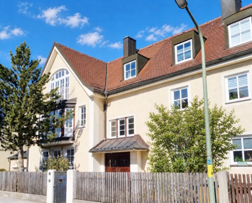 Wohnen auf drei Etagen– 3,5 Zimmer mit Balkon und Gartenanteil im Haus im Haus